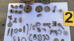 Гранични полицаи намериха укрити археологически ценности При претърсване на жилище в