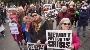 Искат оставката на ДжонсънСтотици хора излязоха по улиците на Лондон