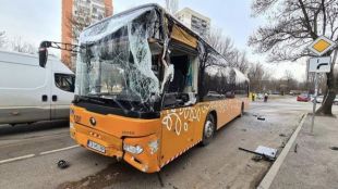 Верижна катастрофа с участието на автобус лек автомобил и товарен