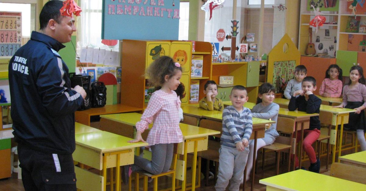 Униформени от РУ-Нови пазар стартираха поредица от обучения в детските