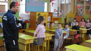 Униформени от РУ Нови пазар стартираха поредица от обучения в детските