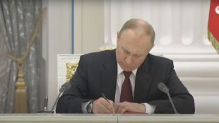 Президентът на Русия Владимир Путин подписа указите за независимостта на