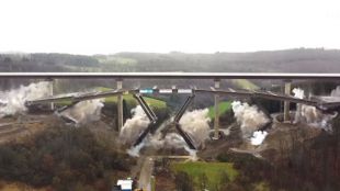 Мост на магистрала в Германия беше унищожен с контролиран взрив За