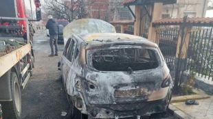 Запалиха двата лични автомобила на бившия директор на Областната дирекция