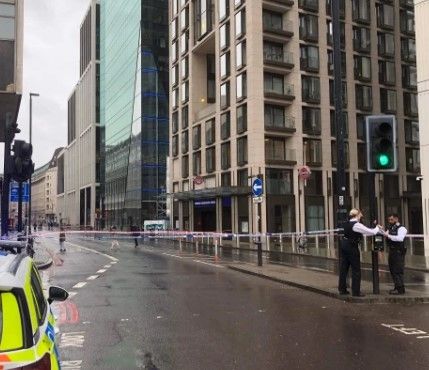 Полицията в Лондон затвори няколко моста като предпазна мярка, предаде