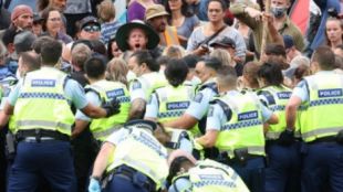 Новозеландската полиция пристъпи към силово премахване на протестния лагер пред