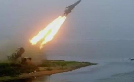 Русия нанася удари с крилати ракети по военни обекти в