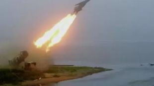 Русия нанася удари с крилати ракети по военни обекти в