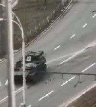 Ужасен зрител е уловил момента в който военен танк прегази