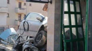 Автомобил се вряза в погребална агенция в центъра на Курило