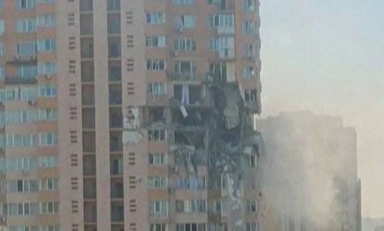 Многоетажен жилищен блок бе засегнат от ракетен обстрел в Киев,