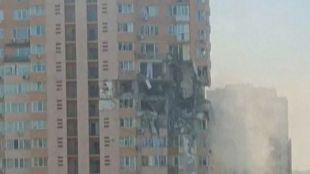 Многоетажен жилищен блок бе засегнат от ракетен обстрел в Киев съобщиха в събота