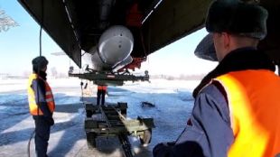 Стратегическият ракетоносец Ту 95МС изстреля крилата ракета Х 55 Видеото за изстрелване