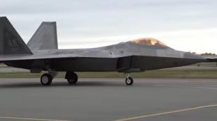 Съединените щати ще изпратят ескадрила от бойни самолети F 22 в