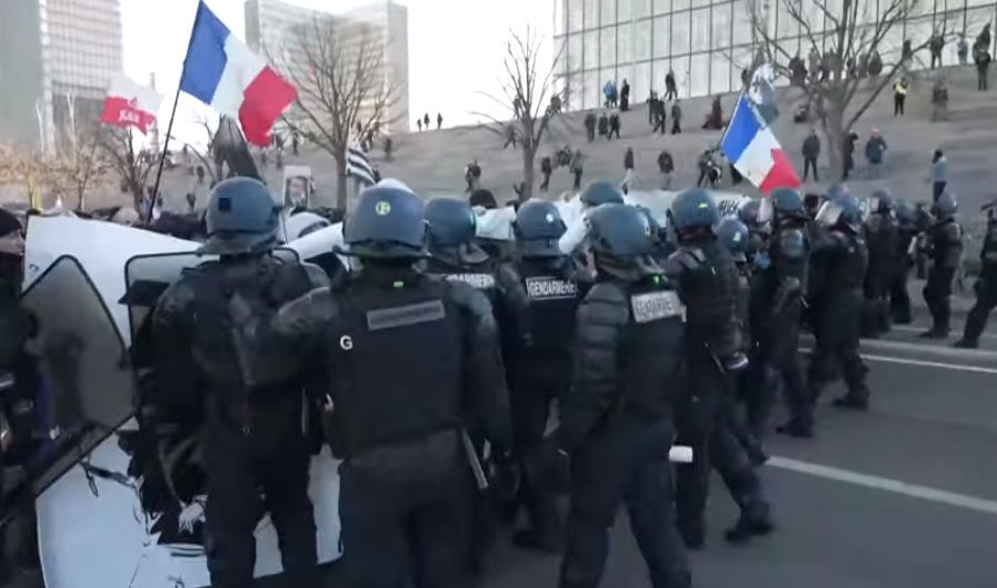 Полицията в Париж използва сълзотворен газ, за да разпръсне протестиращи