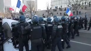 Полицията в Париж използва сълзотворен газ за да разпръсне протестиращи