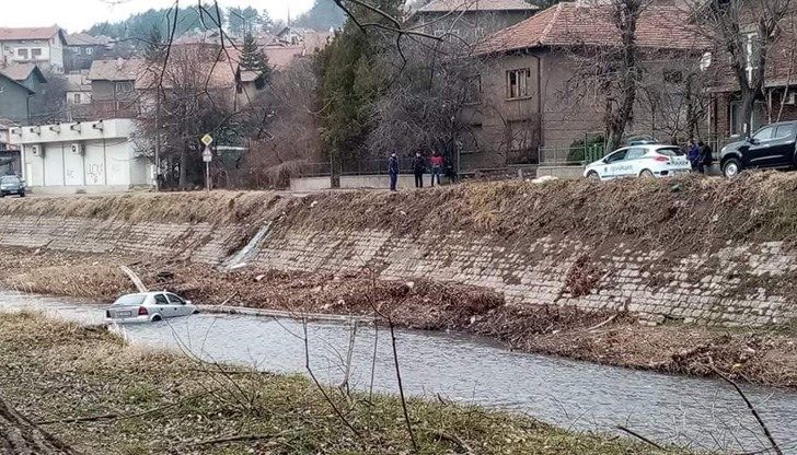 Катастрофиралият тази сутрин в Перник автомобил Опел Астра, е изваден