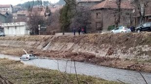 Катастрофиралият тази сутрин в Перник автомобил Опел Астра е изваден