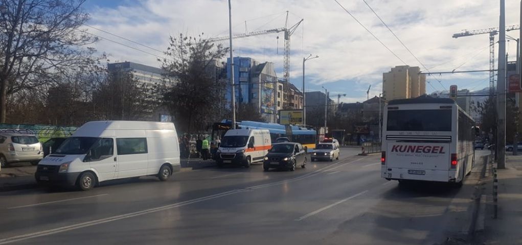 Тролейбус е катастрофирал в стълб на кръстовището на бул. Тодор
