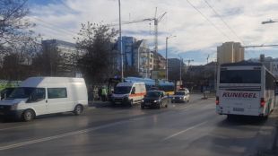 Тролейбус е катастрофирал в стълб на кръстовището на бул Тодор