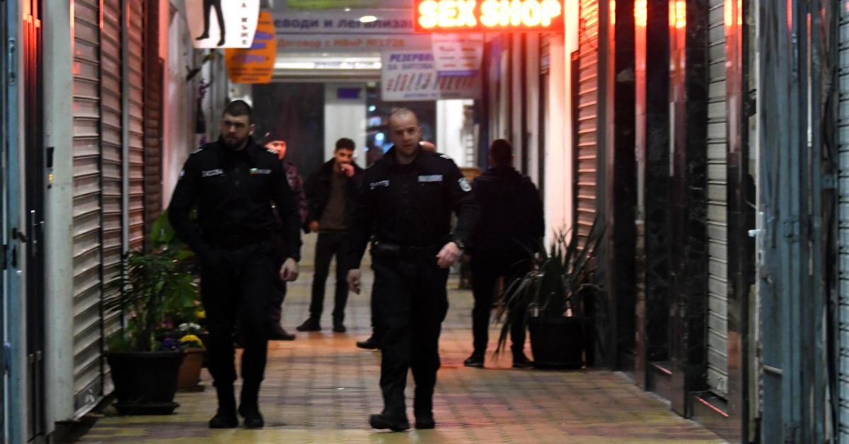Въоръжен мъж е обрал секс шоп на улица „Пиротска”, съобщи