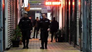 Въоръжен мъж е обрал секс шоп на улица Пиротска съобщи
