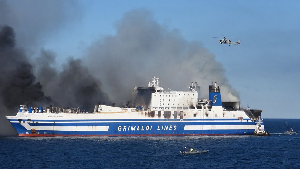 Тревогата за 12-те изчезнали пътници от горящия кораб Еврофери Олимпия