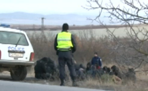 Мъж, превозващ нелегални мигранти, е задържан вчера в Районното управление