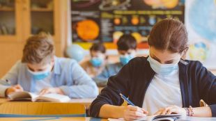 Задължителното носене на предпазни маски в гръцките училища отпада от