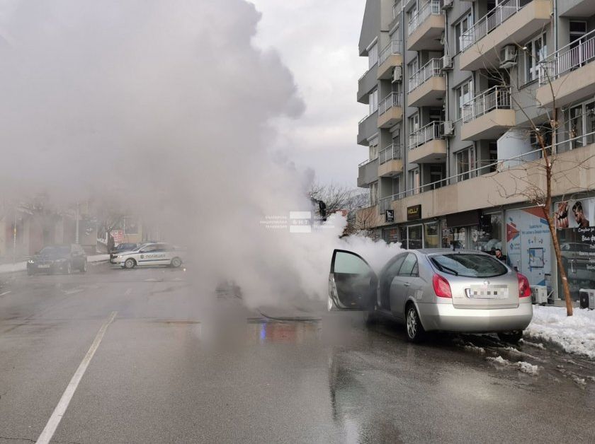 Кола пламна на оживена улица в Благоевград.За щастие в превозното