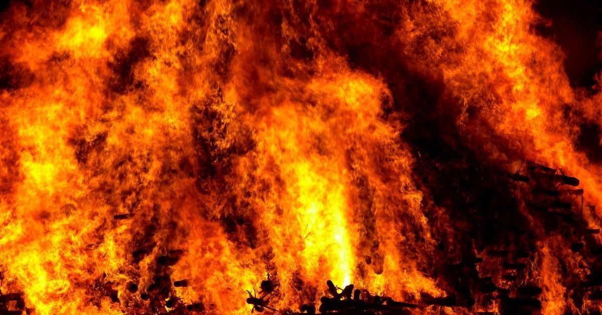 Пожар бушува край Полски Тръмбеш. Огънят е тръгнал от сухи