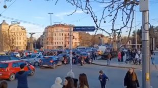 Протест срещу правителството блокира Орлов мост в София Десетки граждани се