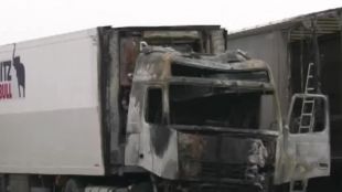 Огнени атентати в СанданскиИзгорели са два автомобила влекач ремаркета и