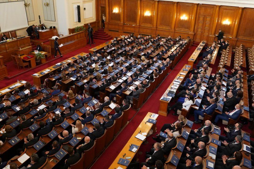 Депутатите избират нов председател на Народното събрание. Очаква се да