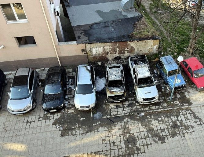 На паркинг пред блок в ПловдивОбгорял труп на мъж беше
