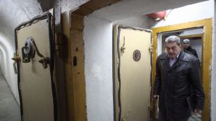 Шефът на пожарната разгледа бомбоубежище в СофияПри война населението се