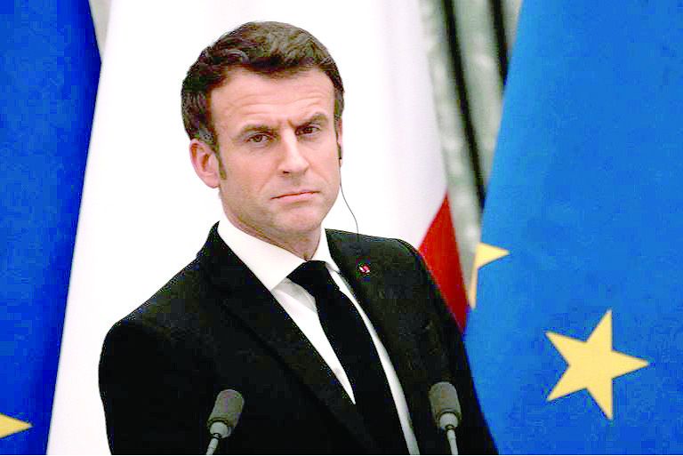 Френският президент Еманюел Макрон каза, че ежедневно разговаря със сваления