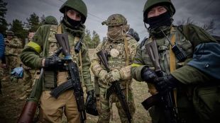 Доставените в Украйна оръжия вече се продават на черния пазар