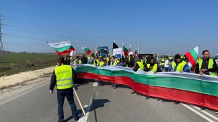 Работниците на шуменската фирма Автомагистрали Черно море стартираха блокадата на
