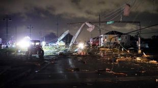 Силно торнадо разруши къщи и отне живота на поне един