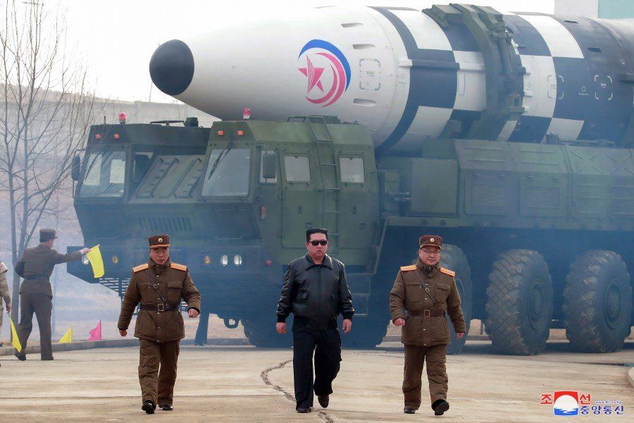 Севернокорейският лидер Ким Чен-ун лично е разпоредил и наблюдавал изстрелването