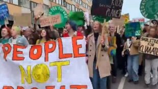 Грета Тунберг и хиляди млади активисти демонстрираха в Стокхолм с