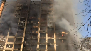 Двама души загинаха при удар срещу 15 етажен жилищен блок