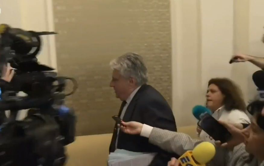 Министърът на вътрешните работи Бойко Рашков излезе от пленарната зала