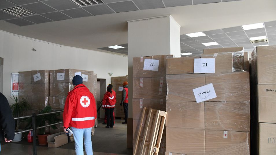 10 тона хуманитарна помощ от Великобритания пристигна на летището в