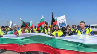 Продължават протестите на работниците от шуменската фирма Автомагистрали Черно море АД