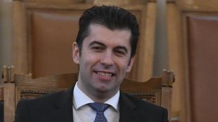 По покана на министър председателя Кирил Петков на посещение в София