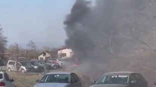 Пожар изпепели няколко леки автомобила на обществен паркинг откъм село