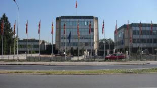 Мненията на македонската политическа сцена са разделени относно предложения референдум
