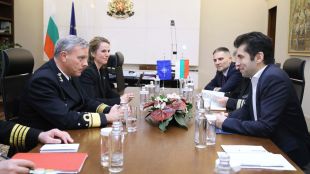 Министър председателят Кирил Петков проведе среща с председателя на Военния